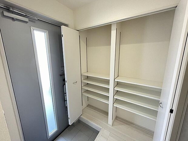 広々としたシューズボックスは収納豊富です。