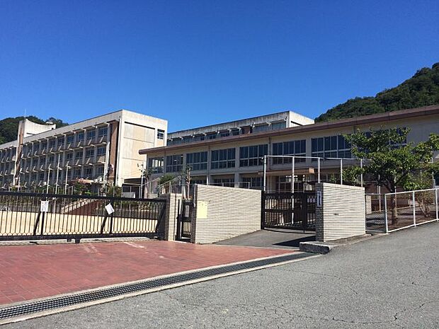 青山小学校　約1260ｍ