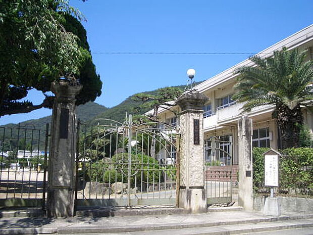 龍野小学校 約950m(徒歩12分)