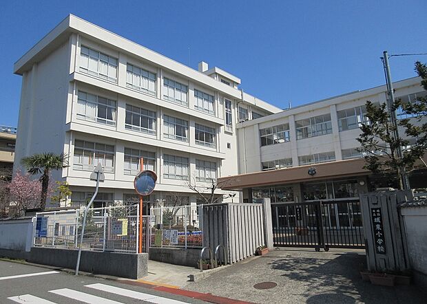 城東小学校　約470ｍ（徒歩6分）