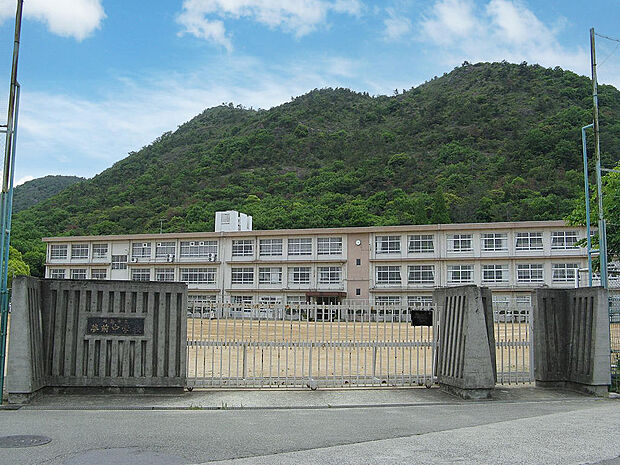 夢前中学校 約890m(徒歩12分)