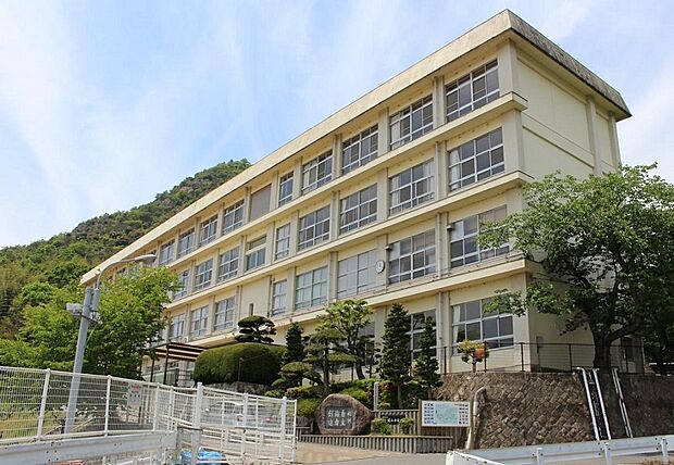 城山中学校 約2370m