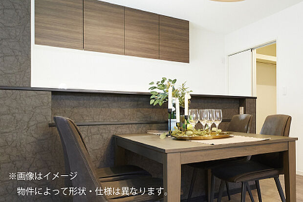 キッチン腰壁の一部をくり抜き、ダイニングニッチを造作。コンセントを設けているので、スマホの充電やちょっとした小物置き場としても使えます。