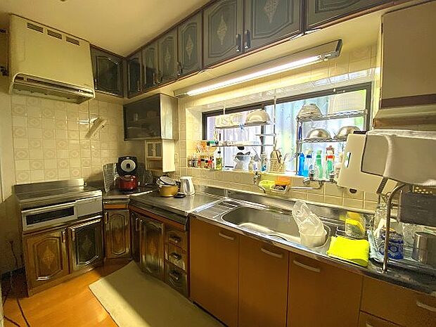 【1階キッチン】カウンターが設えておりますので便利なキッチンです。網代の新鮮な地魚を調理して下さい。