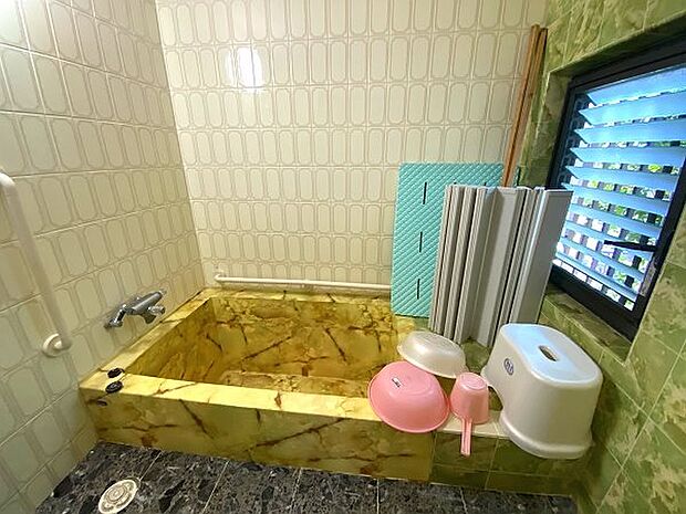【1階浴室】またぎ高さを抑えた低床設計の浴室を採用。上質なリラクゼーションタイムが楽しめます。