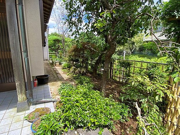 【お庭】玄関脇のお庭。日本情緒を感じる光景です。