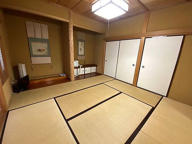 【1階和室】8畳の和室。床の間が和の情緒を演出します。