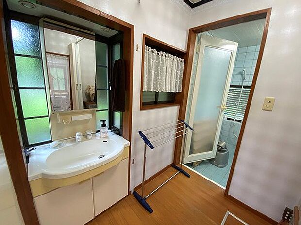 【洗面室】大鏡を設え、ゆったりとした空間の洗面室。