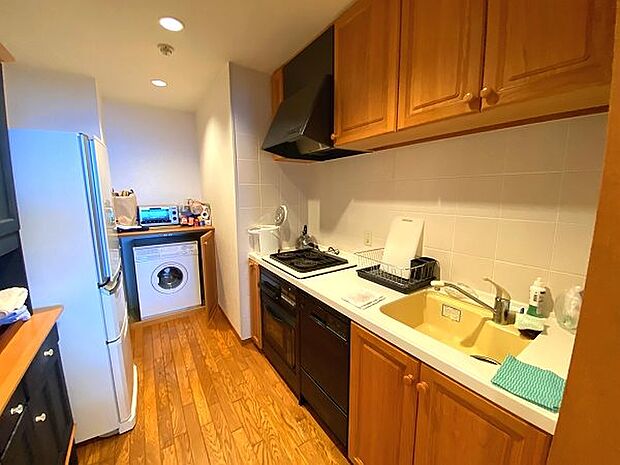 4.0帖のキッチンルーム。独立した空間で料理に専念できます。