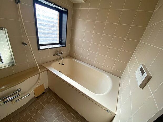 ゆったりとした浴槽を採用した浴室です。