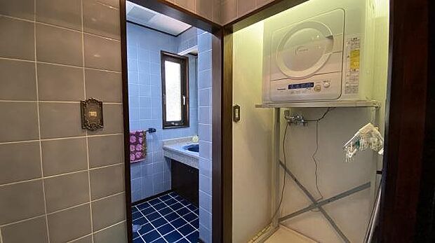 ユーティリティスペース：1階トイレ前に洗濯機置場がございます。