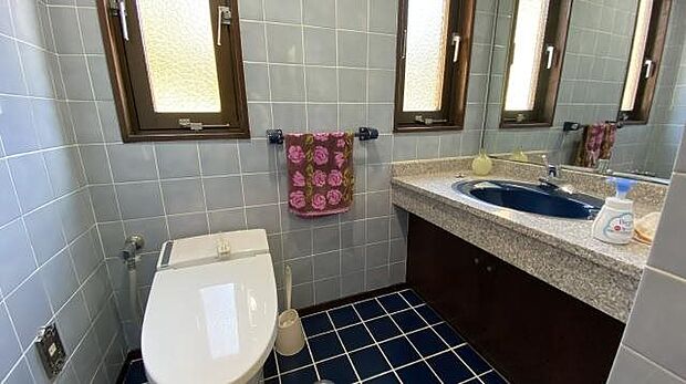 1階トイレ：洗面付です。2階にもトイレがあり、同じく洗面付です。