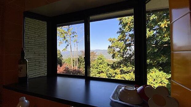 キッチン：キッチン窓からも箱根の山々を望みます。