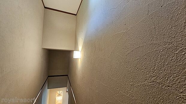廊下などもご覧の通り、一般住宅でよく使用しているクロス仕様ではなく、塗り壁仕様になっています。