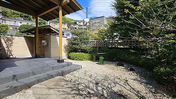 玄関の歌舞伎門をくぐると、ゆとりのあるお庭スペースです。