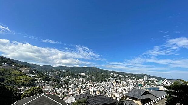お部屋からの眺望です。熱海の市街地を一望できます。