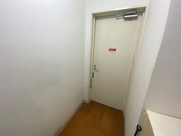 【玄関】エレベーターで5階へ。物件室内を紹介させて頂きます。こちらは玄関です。