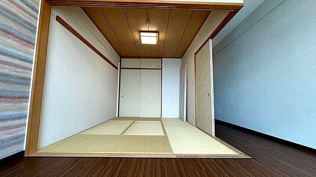 約5.8畳の和室です。畳のいい香りがします。