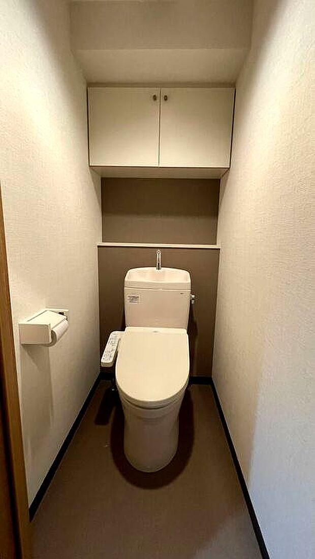 清潔感のあるトイレ。上には収納もございます。