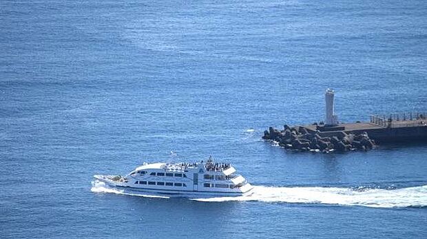 ズーム写真：撮影時、初島行きの定期船が出港しました。デッキまで賑わっていますね。