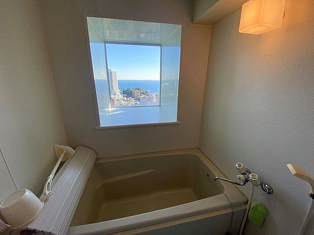 【浴室】紺碧の相模湾を見ながらの入浴は格別です。