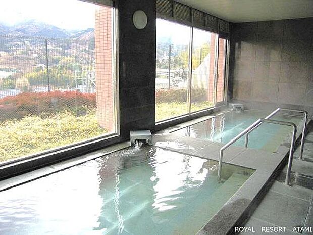 窓から景色を楽しめる温泉大浴場です。