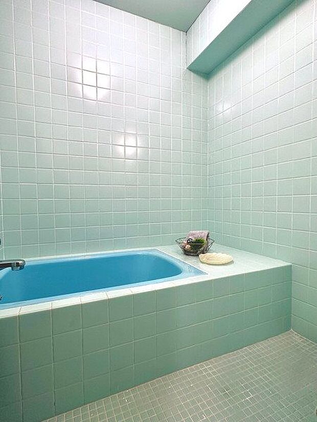 【浴室】またぎ高さを抑えた浴槽を採用している浴室。