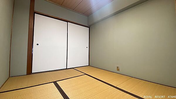和室は6畳。寝室としてご利用いただくとよいでしょう。