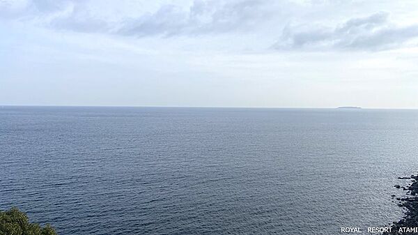 お部屋からの眺めは海一望。都会の喧騒を離れ、この景色に癒されるリゾート。