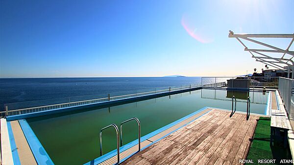 夏にご利用可能な屋外プールもございます。