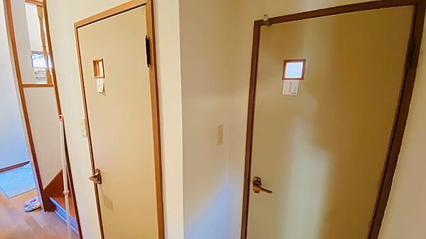 こだわりのトイレ2基です。奥がご婦人用、手前が紳士用です