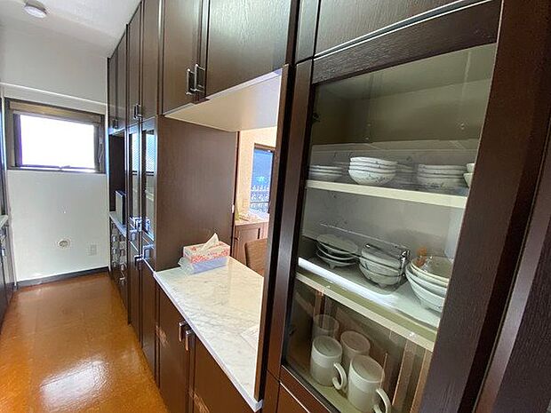 【キッチン】大容量の食器棚が付帯されております。