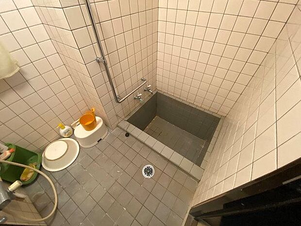 洗面室に隣接する浴室。徳川家康も愛した熱海温泉が堪能できます。