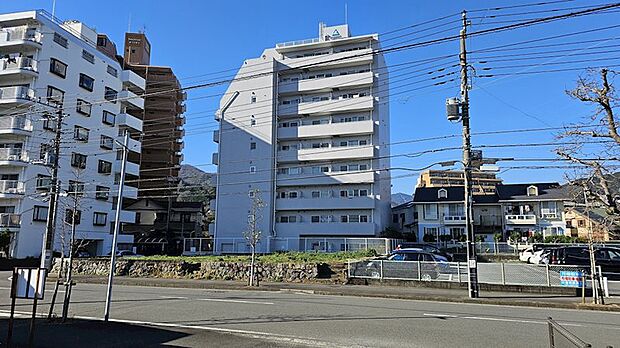 サーパス湯河原外観。今回の対象部屋は最上階ひとつ下の角部屋になります。