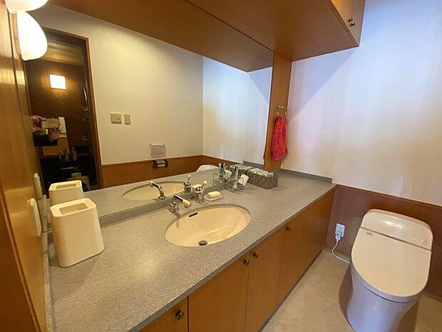 【洗面室】大鏡を設えたトイレと併用の洗面室です。洗面室と浴室は2ヶ所あり、マンションでは希少です。