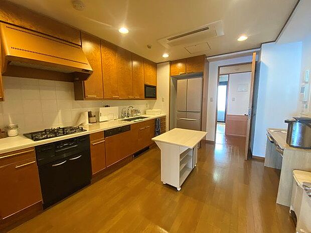 【キッチン】独立した空間のキッチンもゆったりとしたスペース。