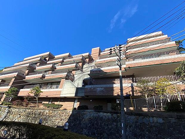 【レジデンス外観】威風堂々と佇むリゾートレジデンス「ガウス熱海桃山」4階（呼称3階）のご紹介です。