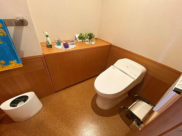 【トイレ】タンクレスタイプ。ゆったりとしたスペースを確保しております。