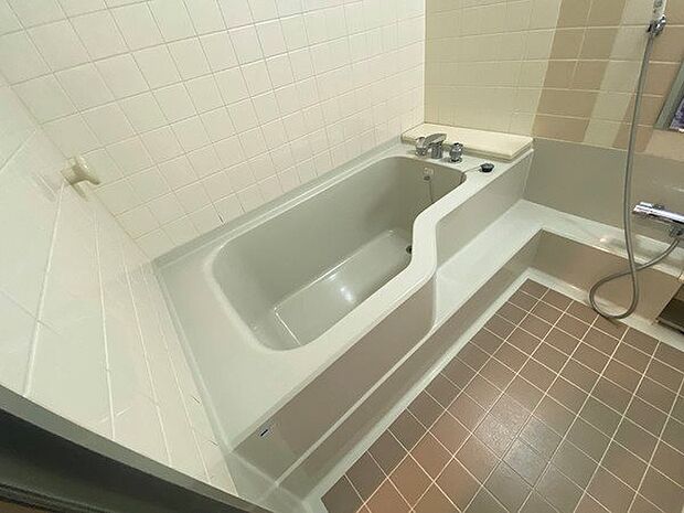 【浴室】またぎ高さを抑えた低床設計の浴室を採用しております。
