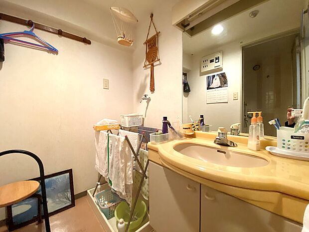 【洗面室】コンパクトな洗面室です。