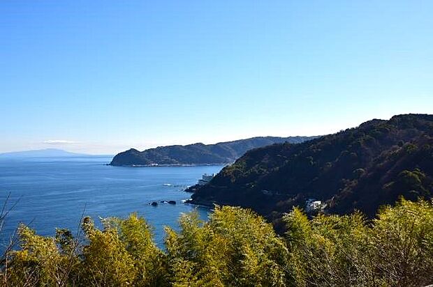 眺望：美しい伊豆半島の稜線を望みます。