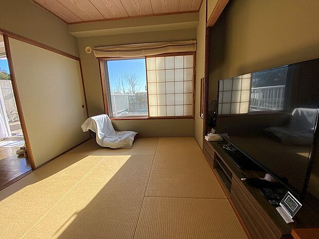 和室は2部屋あります。こちらは、6畳のバルコニー側です。畳もお洒落な素材にかえられています。