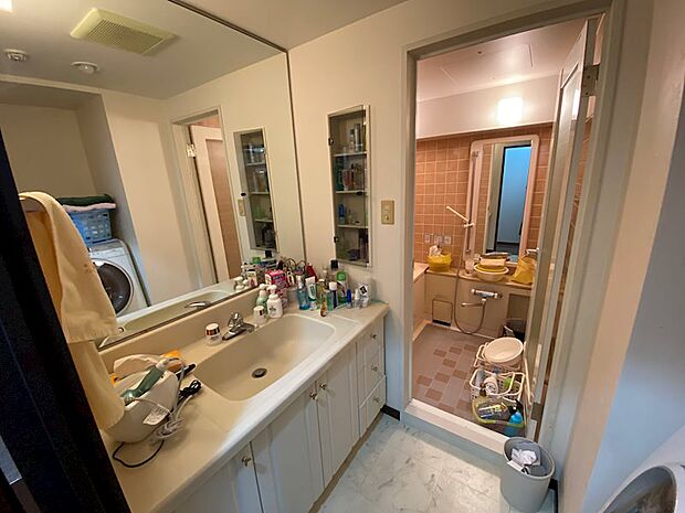 大きな鏡が特徴的な洗面台になります。選択パンもあり、洗濯機を置けます。