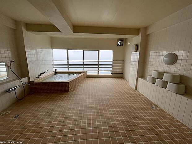 温泉ではありませんが、共用で利用できる大浴場があります。
