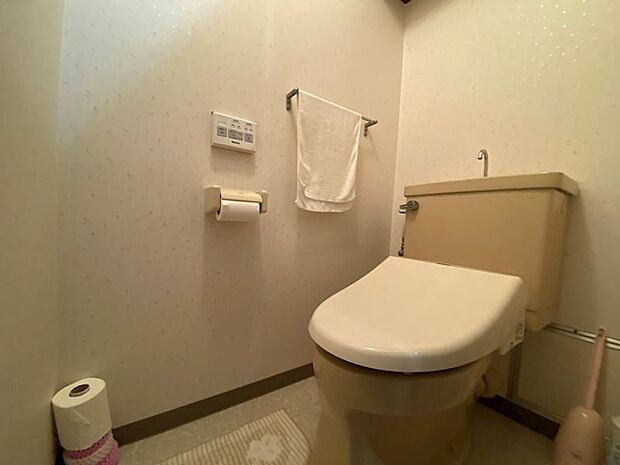 【トイレ】御手洗いは居住空間より少し離れた位置にございます。
