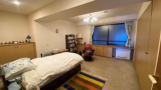 約12.7帖の主寝室の様子。現在、1台のベッドが置かれていることもあり、余裕がある空間。