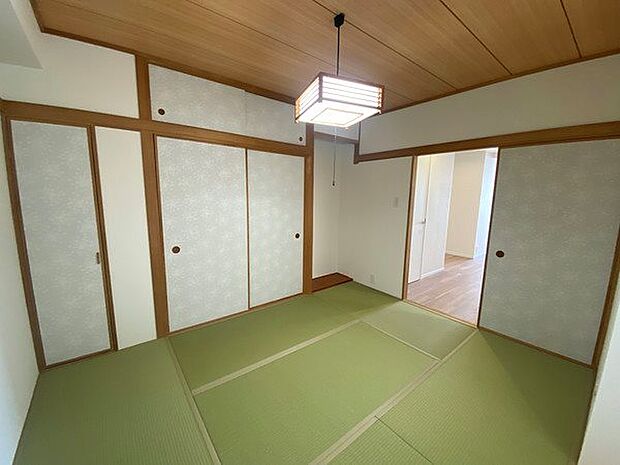 【和室】日本情緒漂う空間。温泉旅館に来たかの様な雰囲気を醸し出しております。