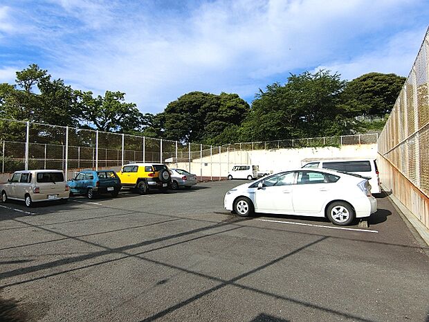 駐車場はリゾート利用無料です。月極は5，000円となります。