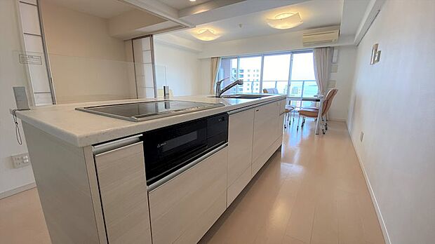 【空室時撮影】キッチンはIHかつ凹凸の少ないフラットな設計で掃除もしやすい点もポイントが高いです。
