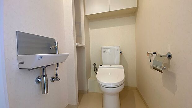 【トイレ】お手洗いは白を基調とした清潔感ある空間です。